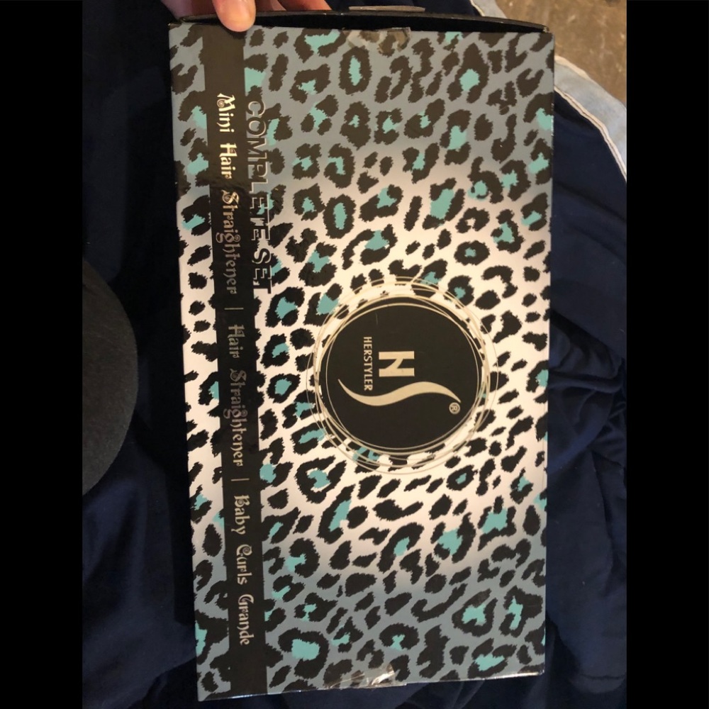 Hair straighteners and wand.